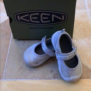 Infant Girl’s Silver Moxie Mary Jane Keen Shoes.